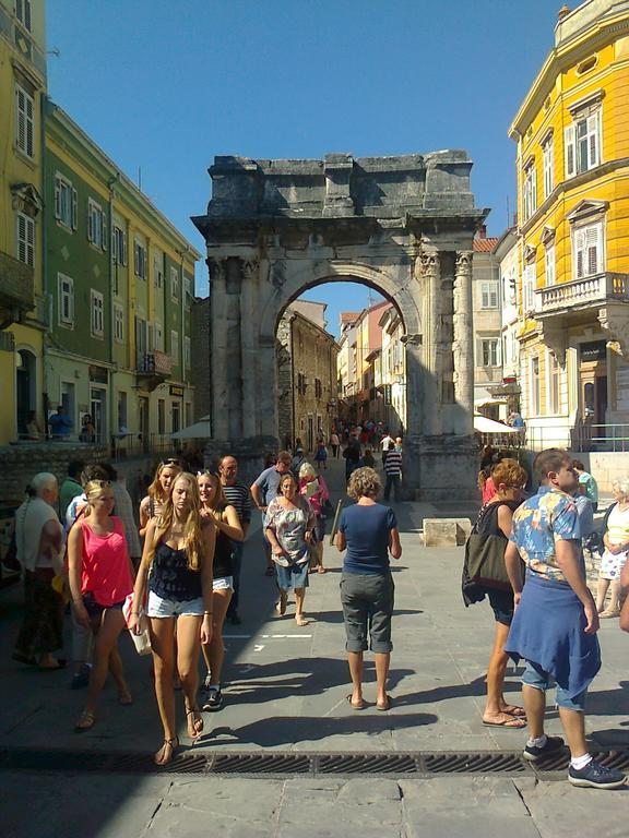 Apartment For Holidays In Pula Quarto foto